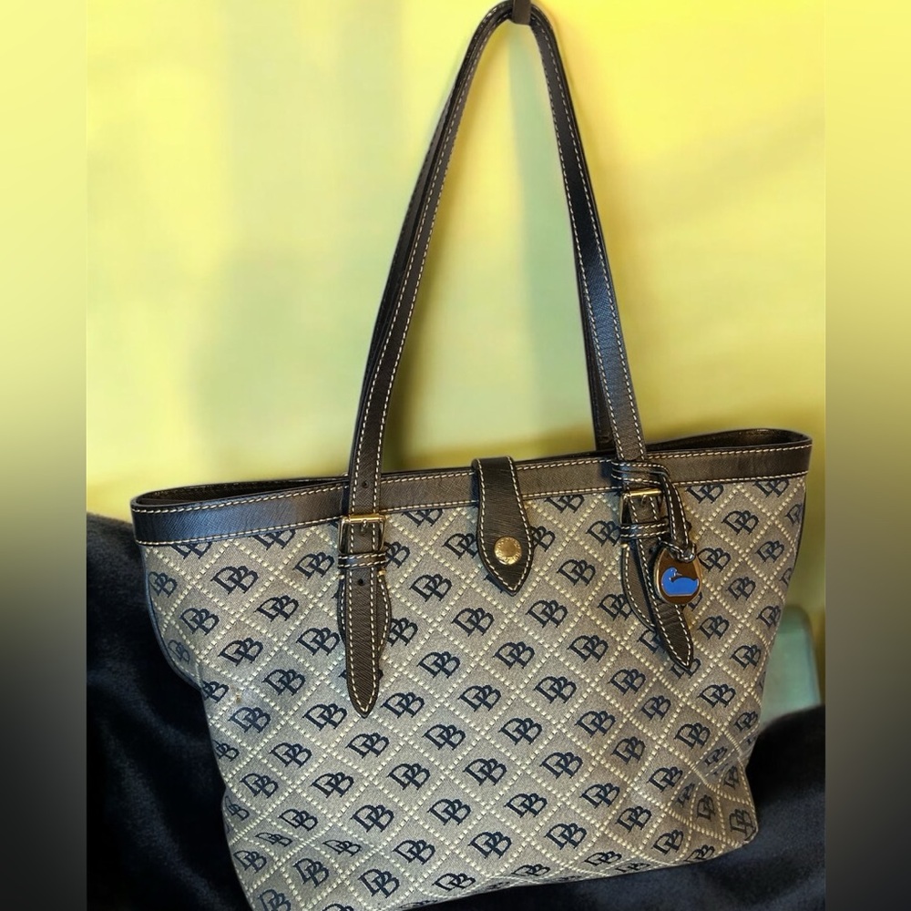 Dooney & Bourke Signature Logo Embossed  Tote Bag K8797588
